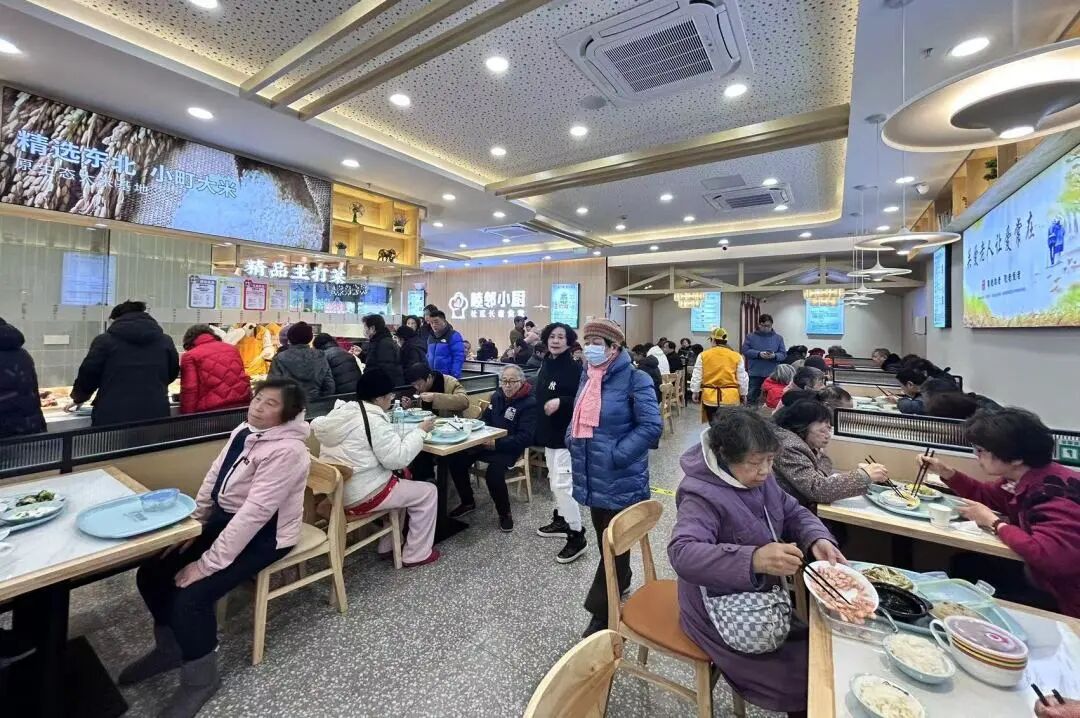 男子在自家酒楼旁开一元饭堂 男子在自家酒楼旁开一元饭堂